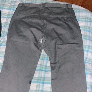 Volcom chinos.